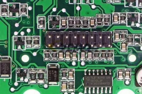 Vemo V10-73-0440 - Centrālā elektroapgādes sistēma adetalas.lv